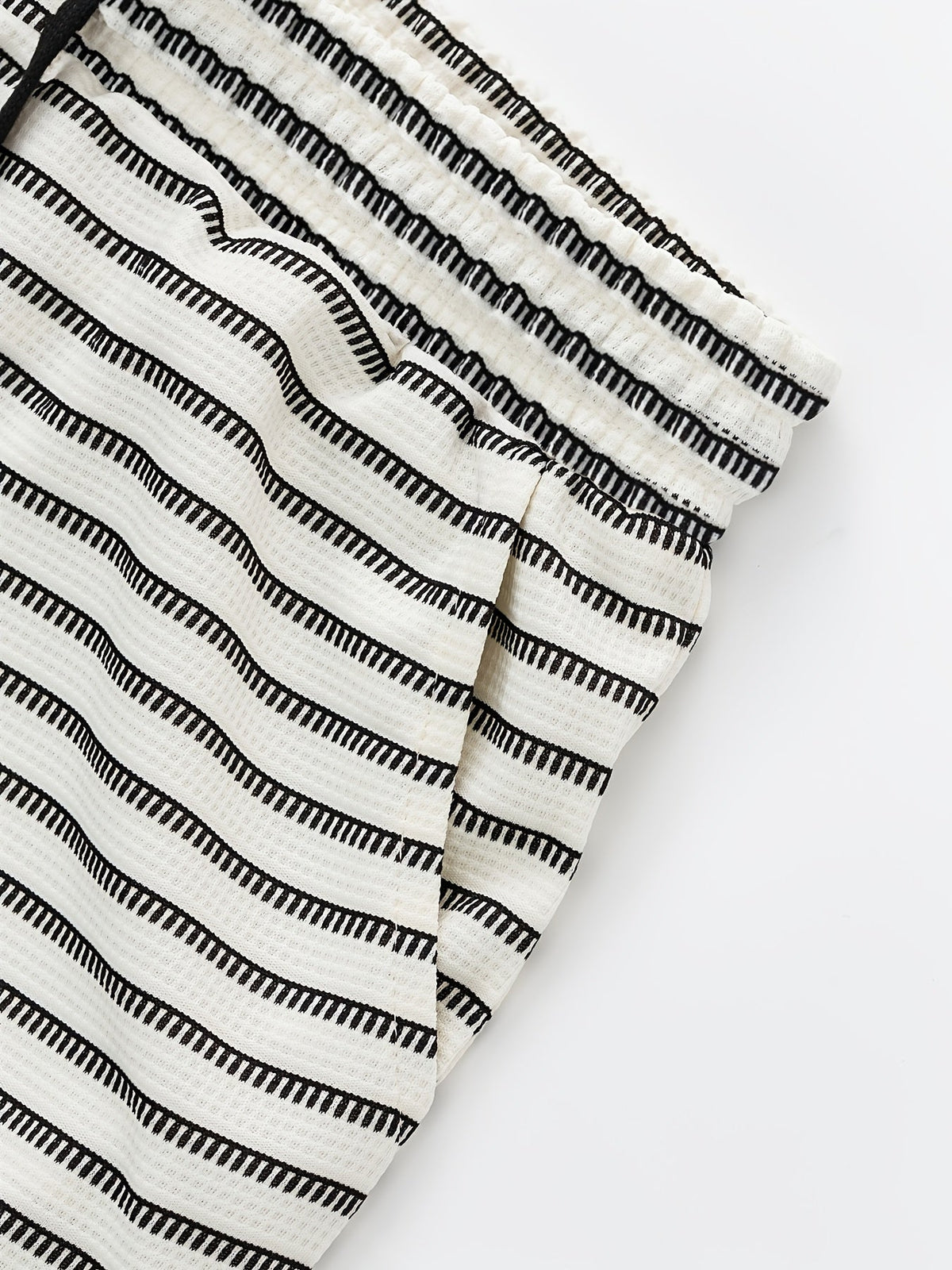 Tavo Stripe Short – Sleek Striped Design for Everyday Comfort