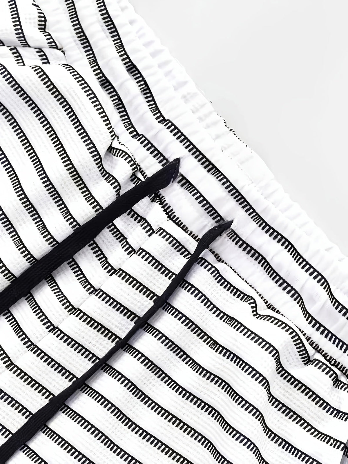 Tavo Stripe Short – Sleek Striped Design for Everyday Comfort