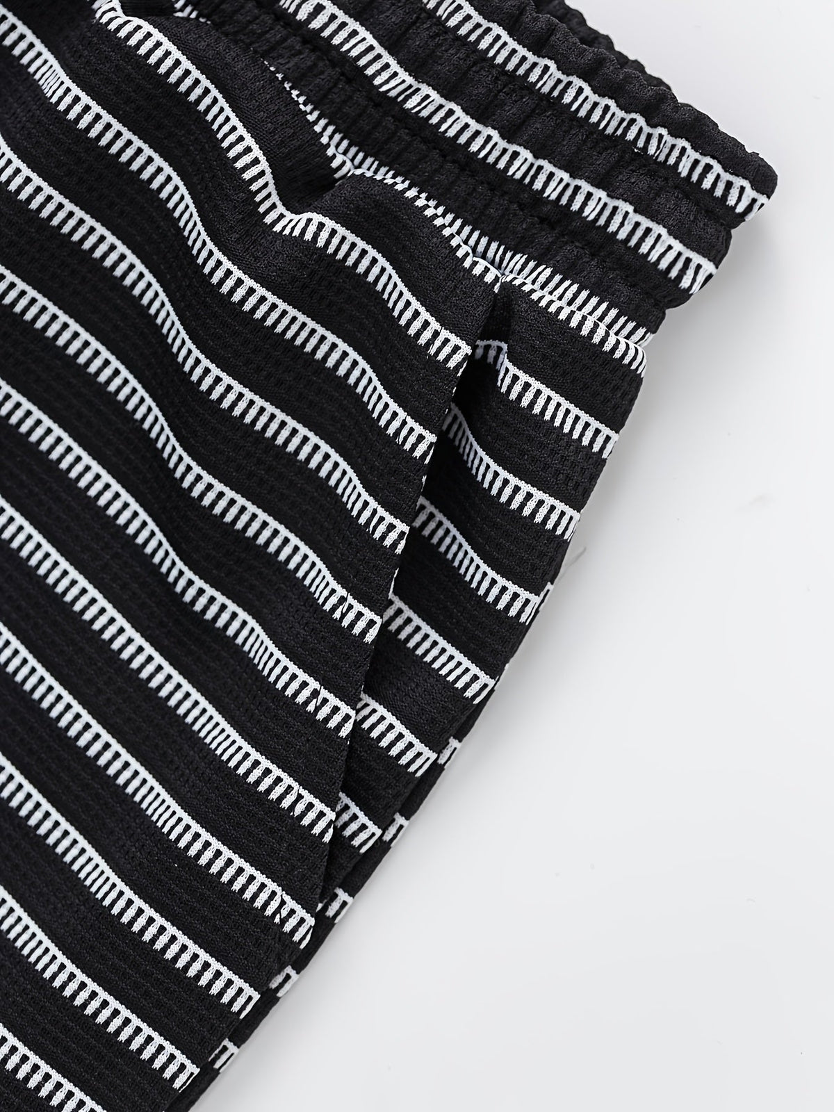 Tavo Stripe Short – Sleek Striped Design for Everyday Comfort